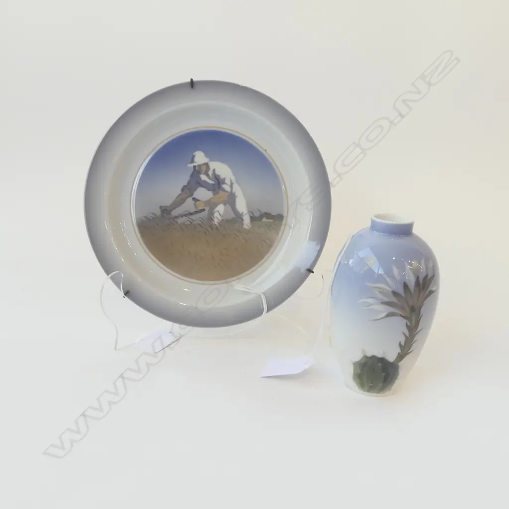 COPENHAGEN WALL PLATE DIA 190 THE HARVESTER & VASE H110MM Image 1++