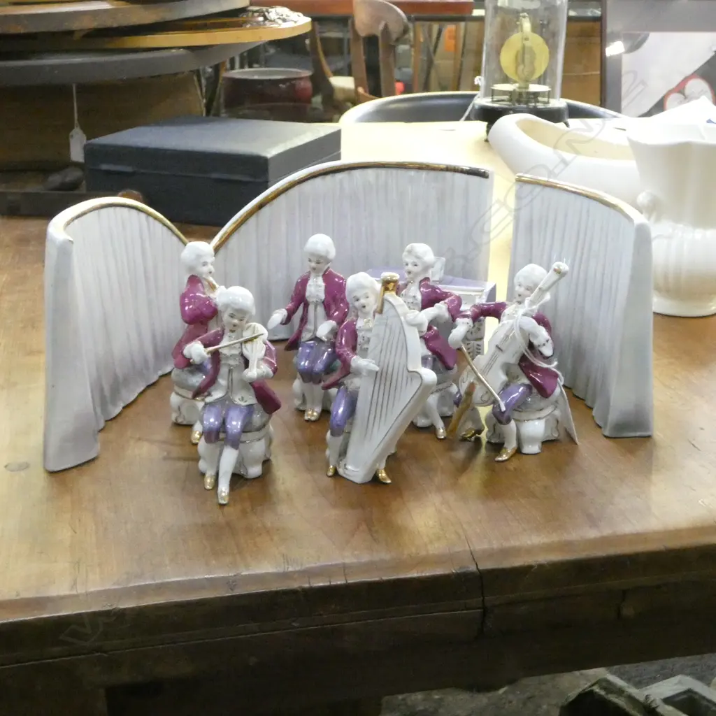 10 PCE PORCELAIN ORCHESTRA H.115mm one leg repaired Image 1++