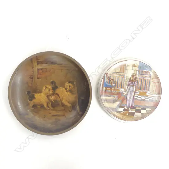 VICTORIAN PAPER MACHE DOG PLATE & GRIMWADES SHAKESPEARE SERIES TEAPOT STAND