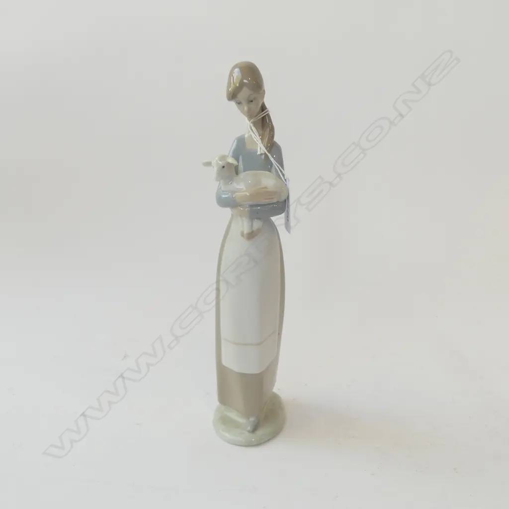 LLADRO FIGURE GIRL HOLDING LAMB H270MM Image 1++