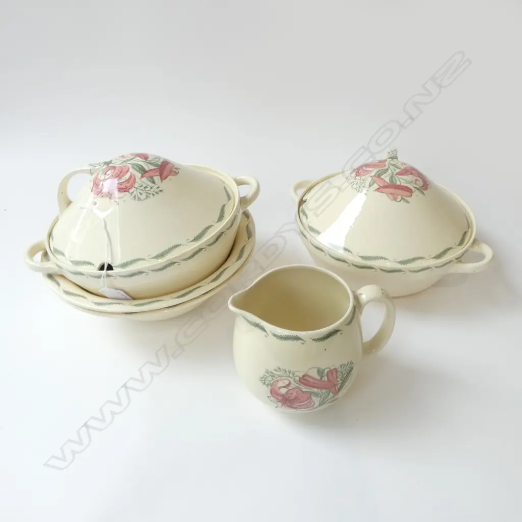 SUSIE COOPER TIGER LILY TWO LIDDED TUREENS, TWO SERVING BOWLS & JUG Image 1++