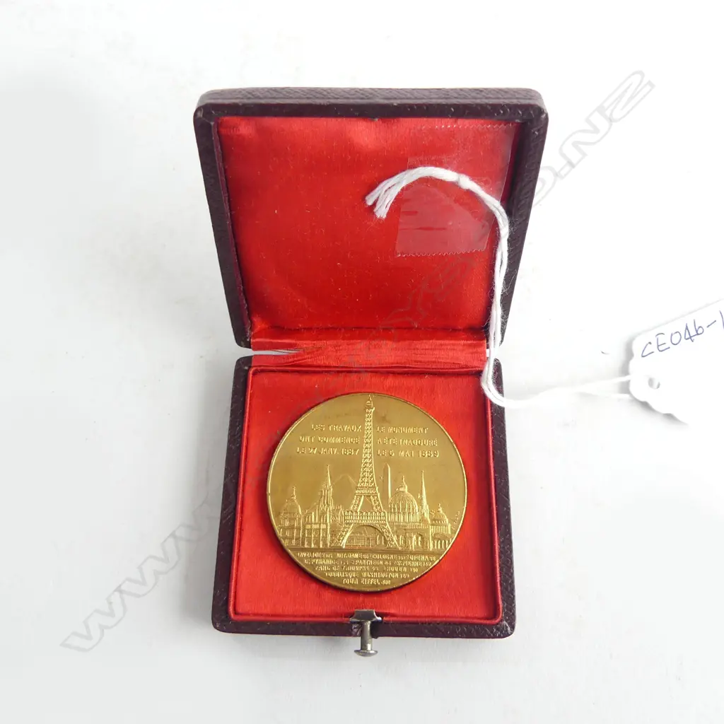 1889 SILVER GILT MEDAL COMMEMORATING the OPENING EIFFEL TOWER PARIS in ORIGINAL PRESENTATION BOX Image 1++