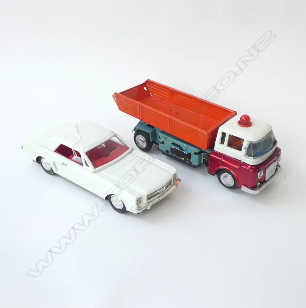 VINTAGE TIN PLATE DUMP TRUCK, & FRICTION DRIVE CAR, L.280MM-310MM Image 1++