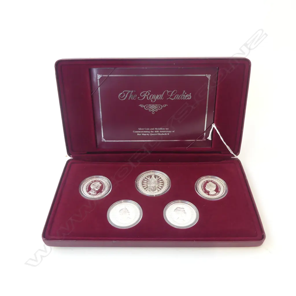 AUSTRALIAN SILVER 1 MEDALLION & 4 COIN BOXED SET 'THE ROYAL LADIES' 184gms Image 1++