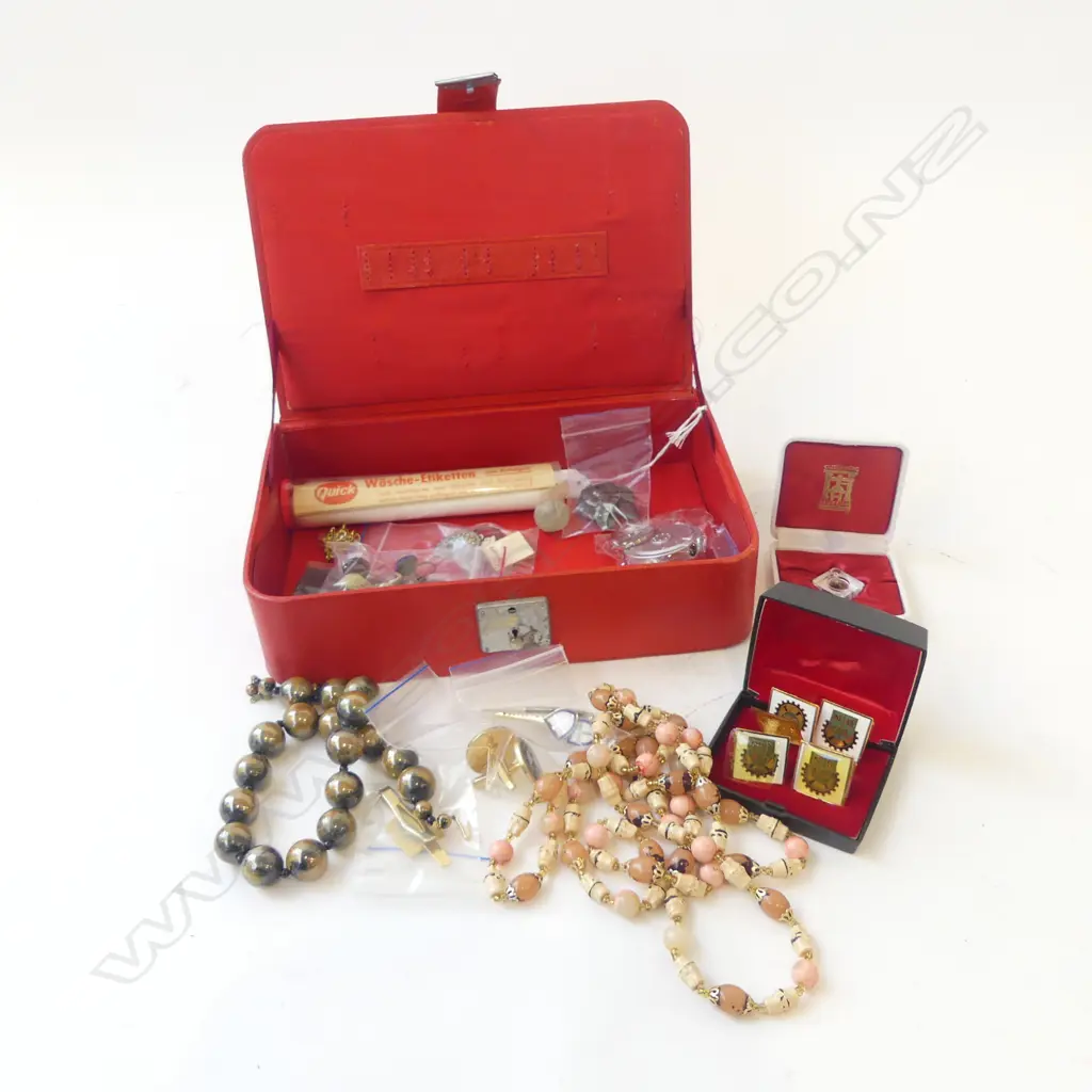 JEWELLERY BOX & CONTENTS COSTUME JEWLERY ETC Image 1++