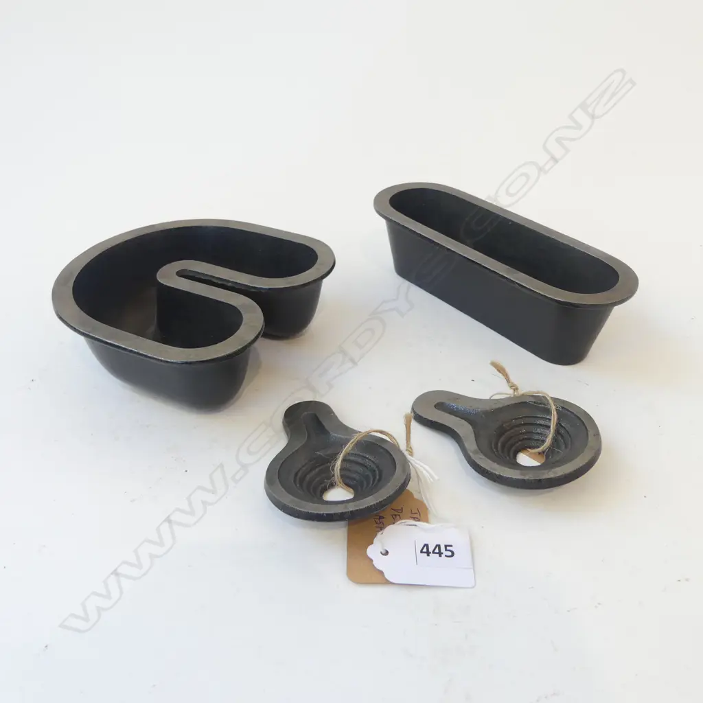 2 CAST METAL JAPANESE ASH TRAYS  Image 1++
