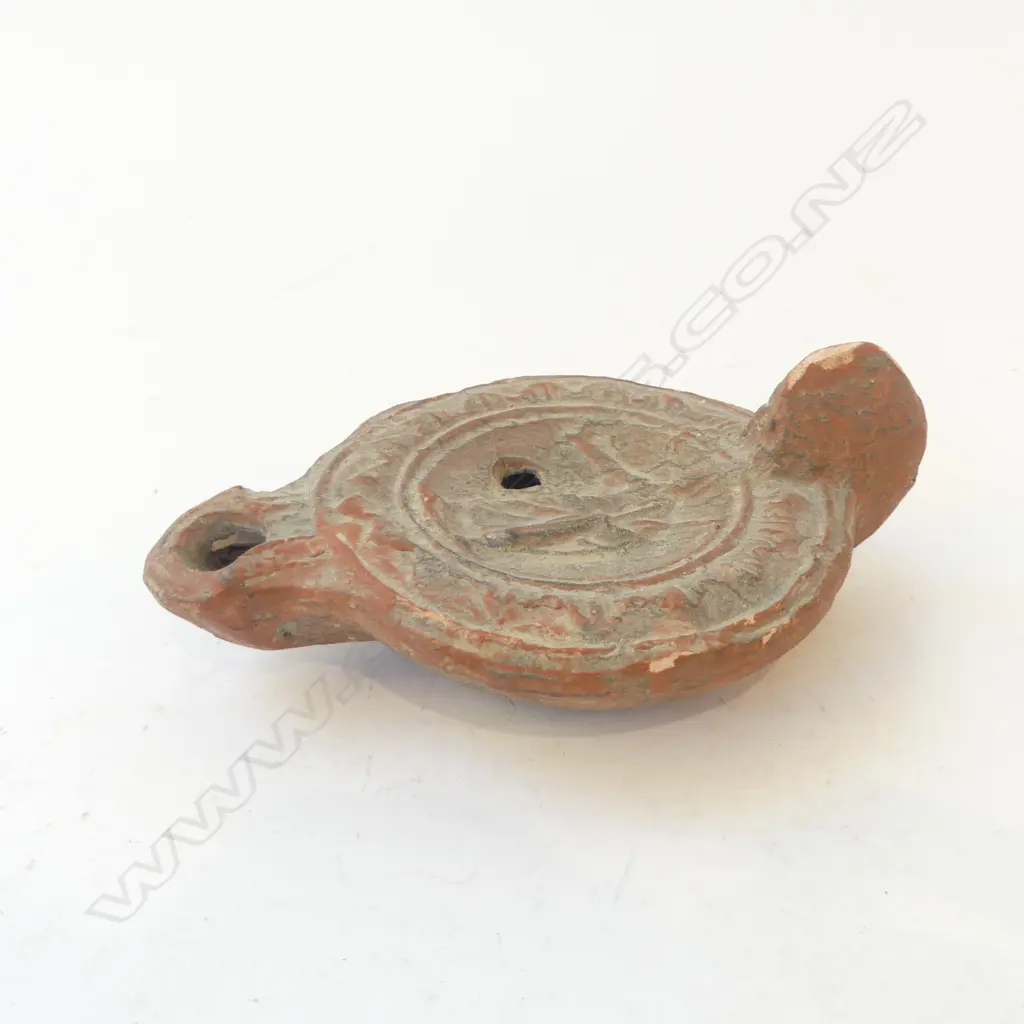 ANCIENT ROMAN TERRACOTTA OIL LAMP Image 1++