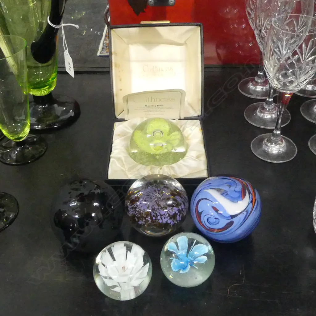 6 ART GLASS PAPERWEIGHTS INCL. CAITHNESS 'MORNING DEW' BOXED Image 1++