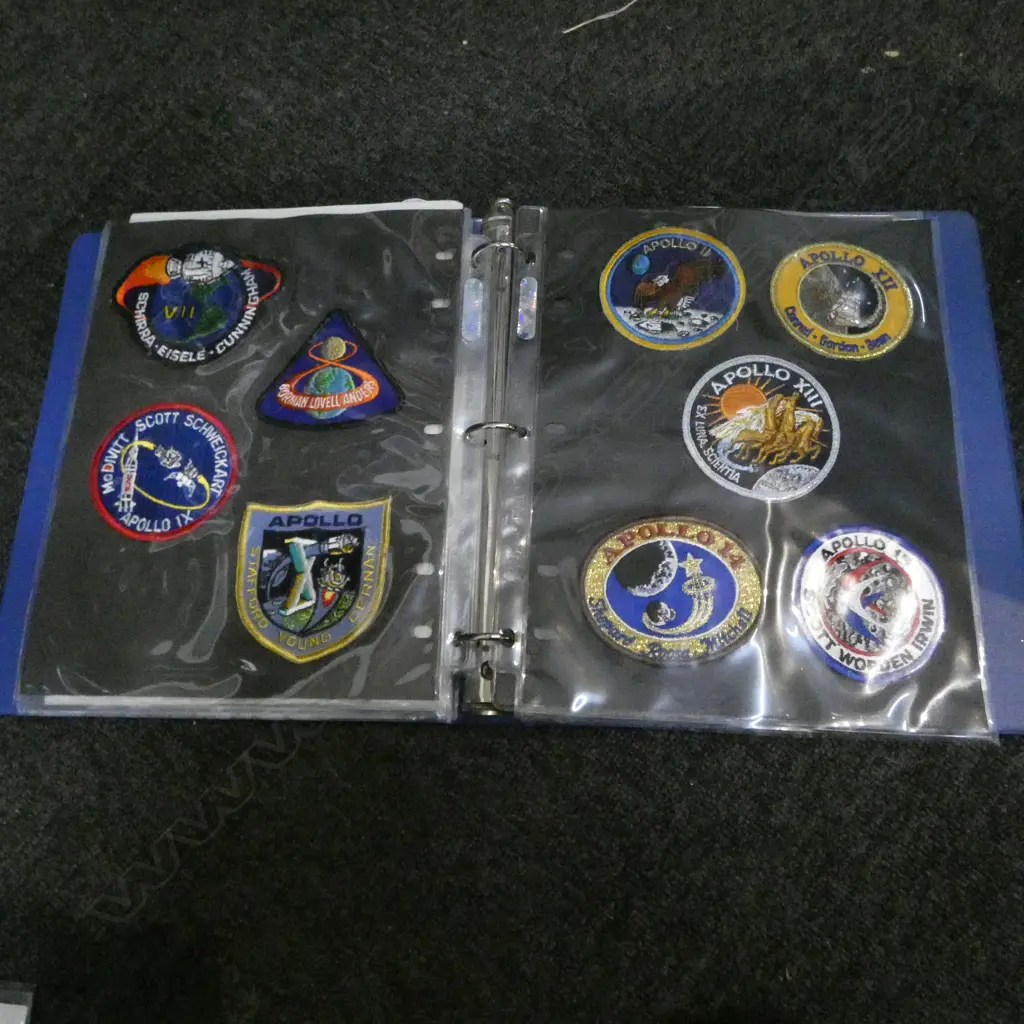 NASA MOON PROGRAM MEMORABILIA FOLDER w. ASST BADGES Image 1++