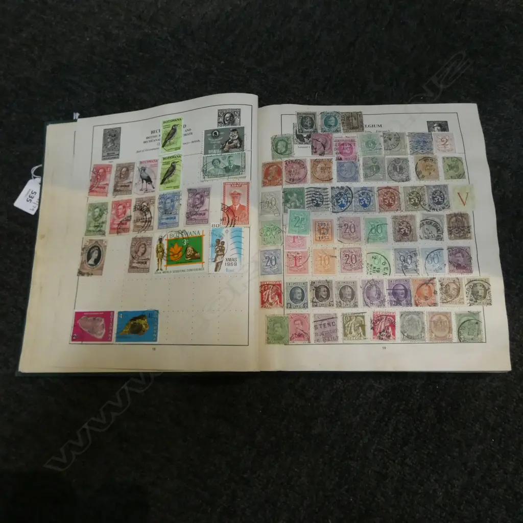 GOOD VINTAGE WORLD STAMP ALBUM INCLUDES 30 PLUS COMMONWEALTH  SIDE FACE QUEENS Image 1++