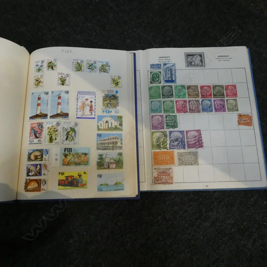 2 VINTAGE WORLD STAMP ALBUMS Image 1++