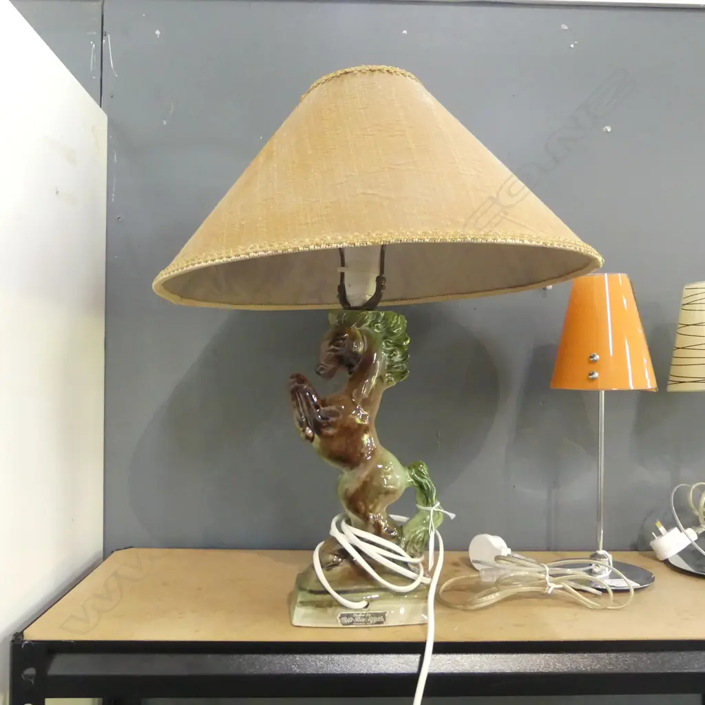 CHICAGO USA REARING HORSE TABLE LAMP H380MM Image 1++