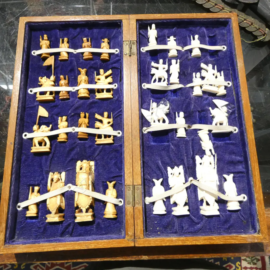 OLD CHINESE CARVED BOXED BONE CHESS SET SOME NEED REPAIR  Image 1++