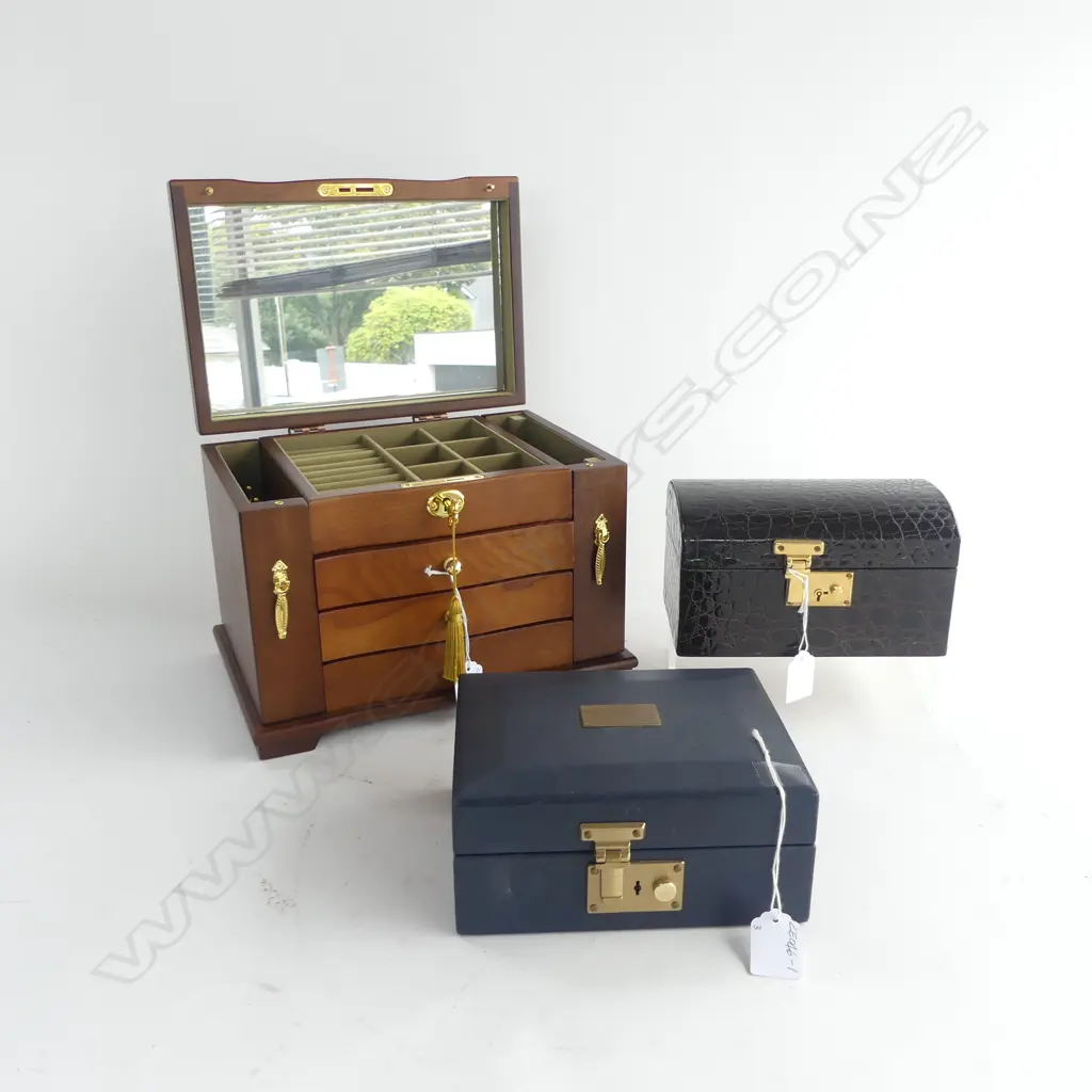 3 JEWELLERY BOXES, wooden box with key Image 1++
