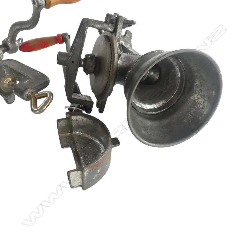 2 VINTAGE GRINDERS; BEATRIZ & PORKERTMODELS  Image 1++