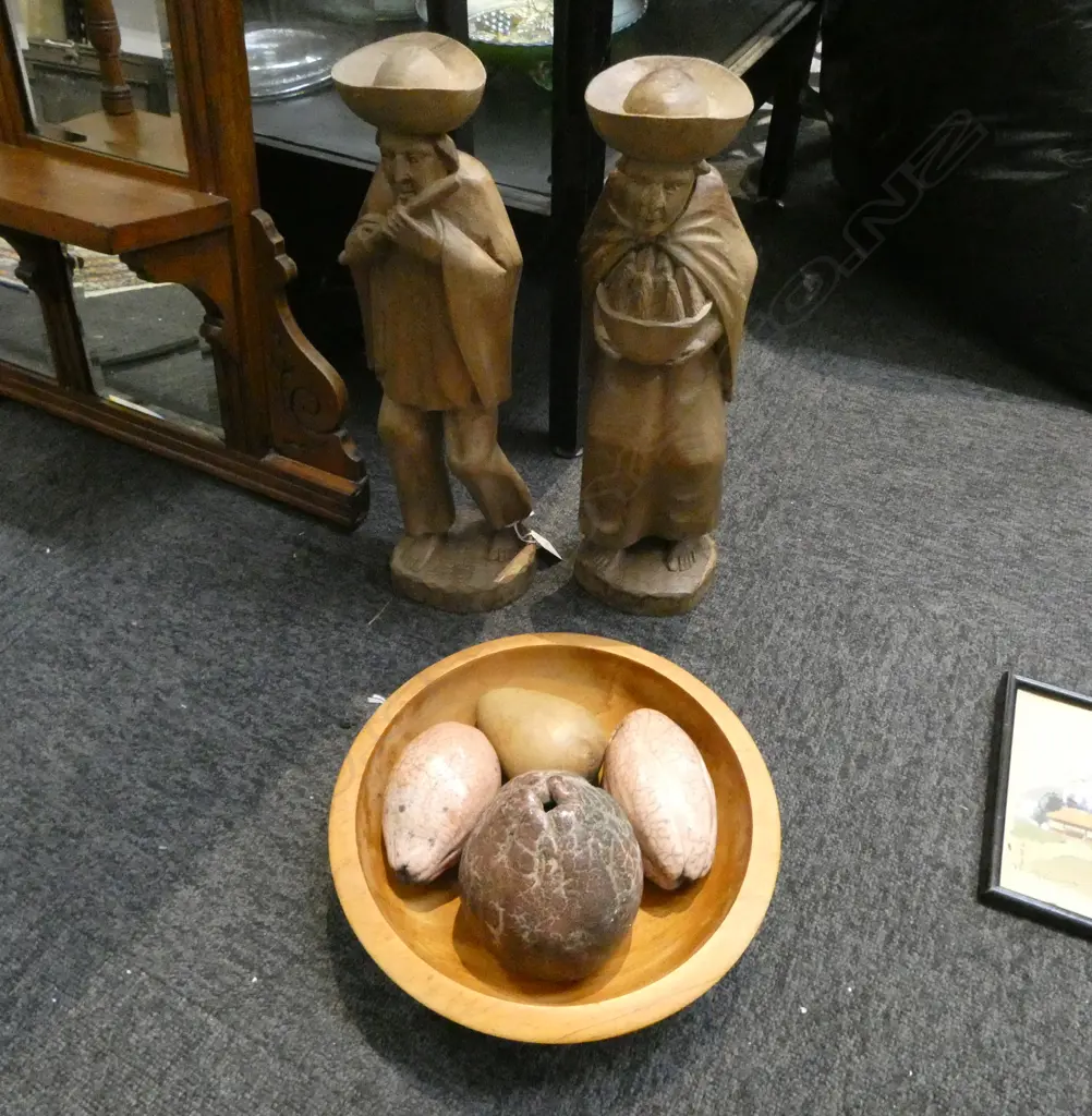 PR CARVED WOOD FIGURES H400MM WOOD BOWL DIA270 & 4WOOD & CERAMIC FRUIT H130MM Image 1++