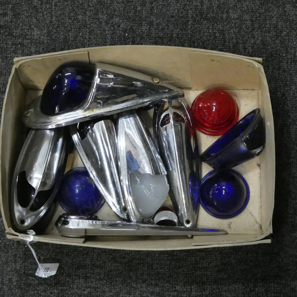 TRAY OF VINTAGE BLUE & RED CAR ROOF LIGHTD & MORRIS BONNET ORN Image 1++
