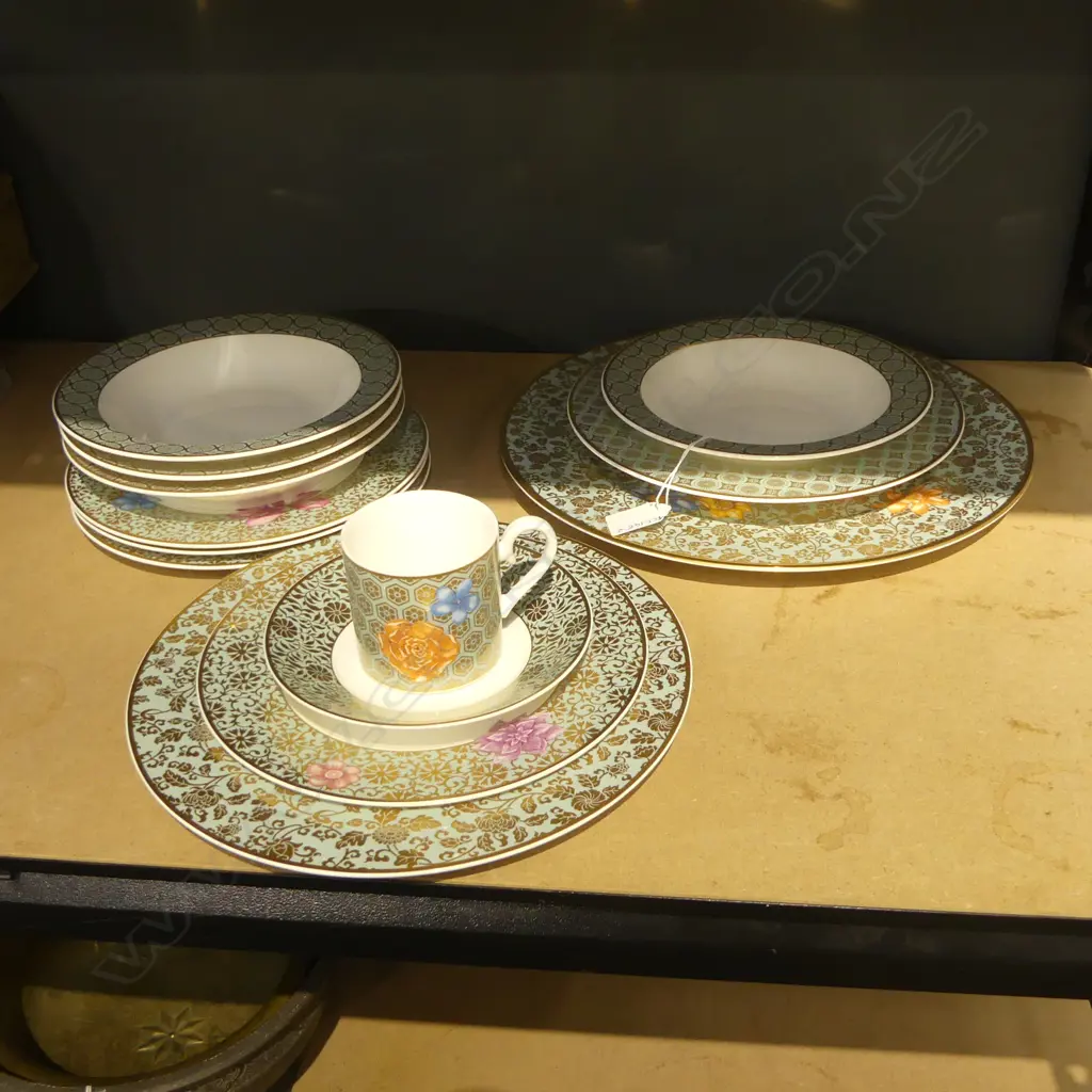 VILLEROY & BOCH 'AUREUS' 4 PLACE SETTING (18) Image 1++