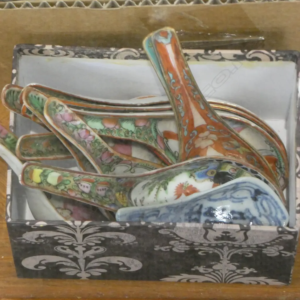 COLLECTION 12 FAMILLE ROSE & OTHER CHINESE SOUP SPOONS Image 1++