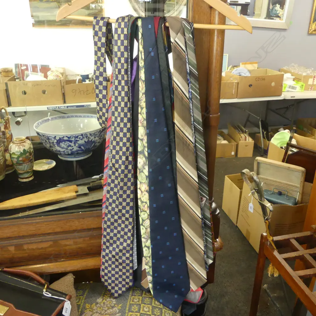 20 PLUS COLLECTION SILK & VINTAGE TIES ITALIAN ETC L140 Image 1++