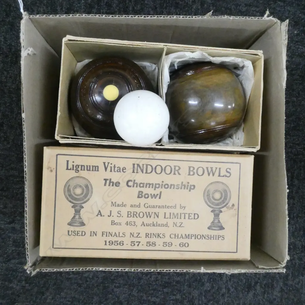 8 LIGNUM VITAE INDOOR BOWLS + KITTY BALL Image 1++
