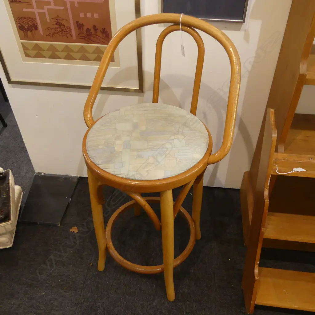 **RTV** BENTWOOD STOOL Image 1++