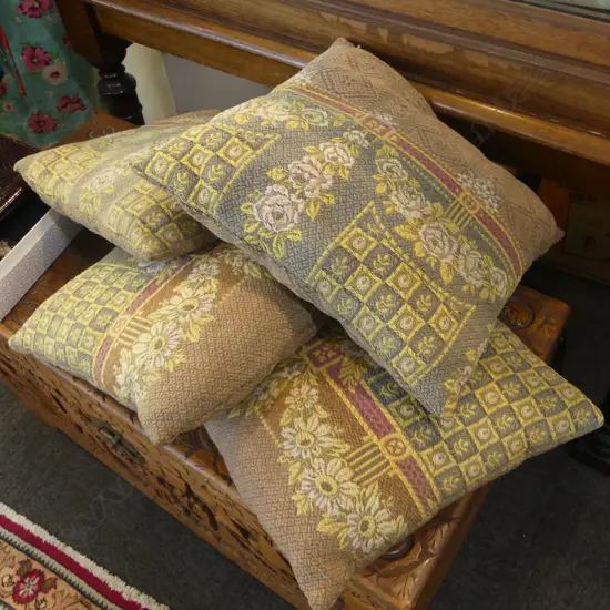 4 CUSHIONS 