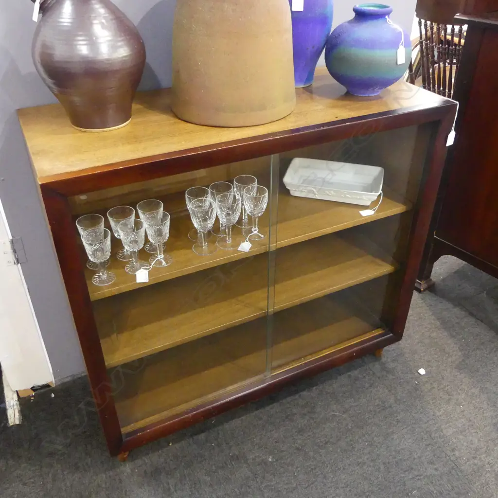 MAHOGANY DISPLAY CABINET 910x395x865mm Image 1++