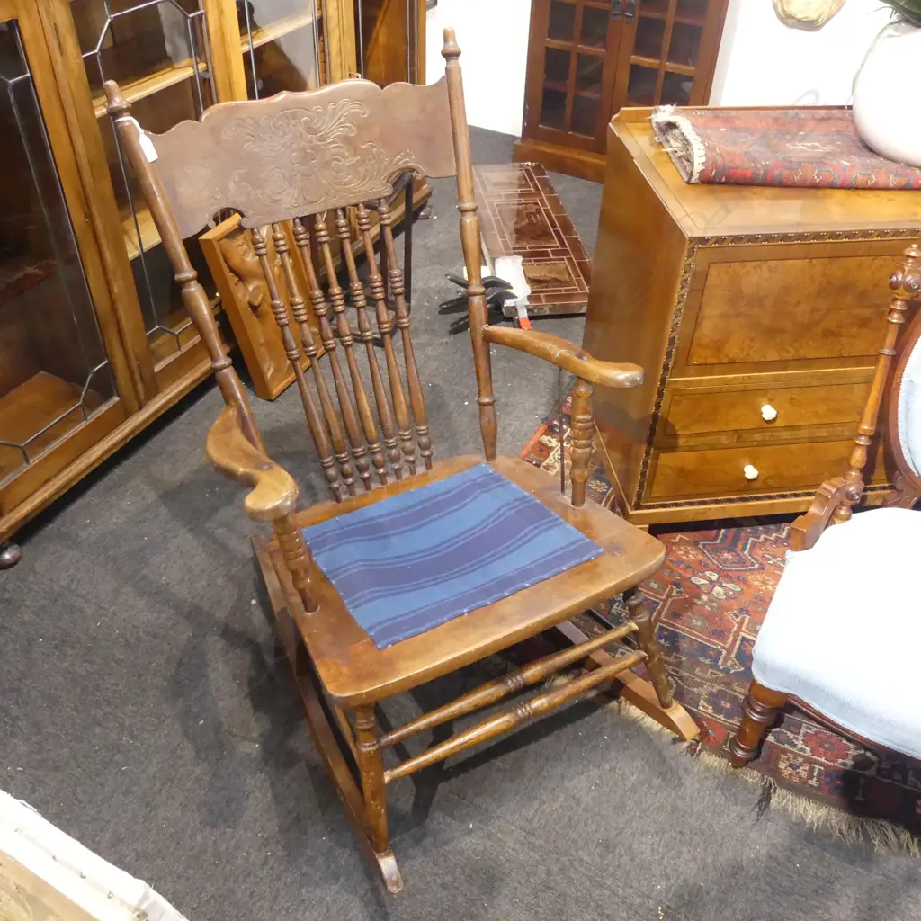 SPINDLE BACK ROCKING CHAIR Image 1++