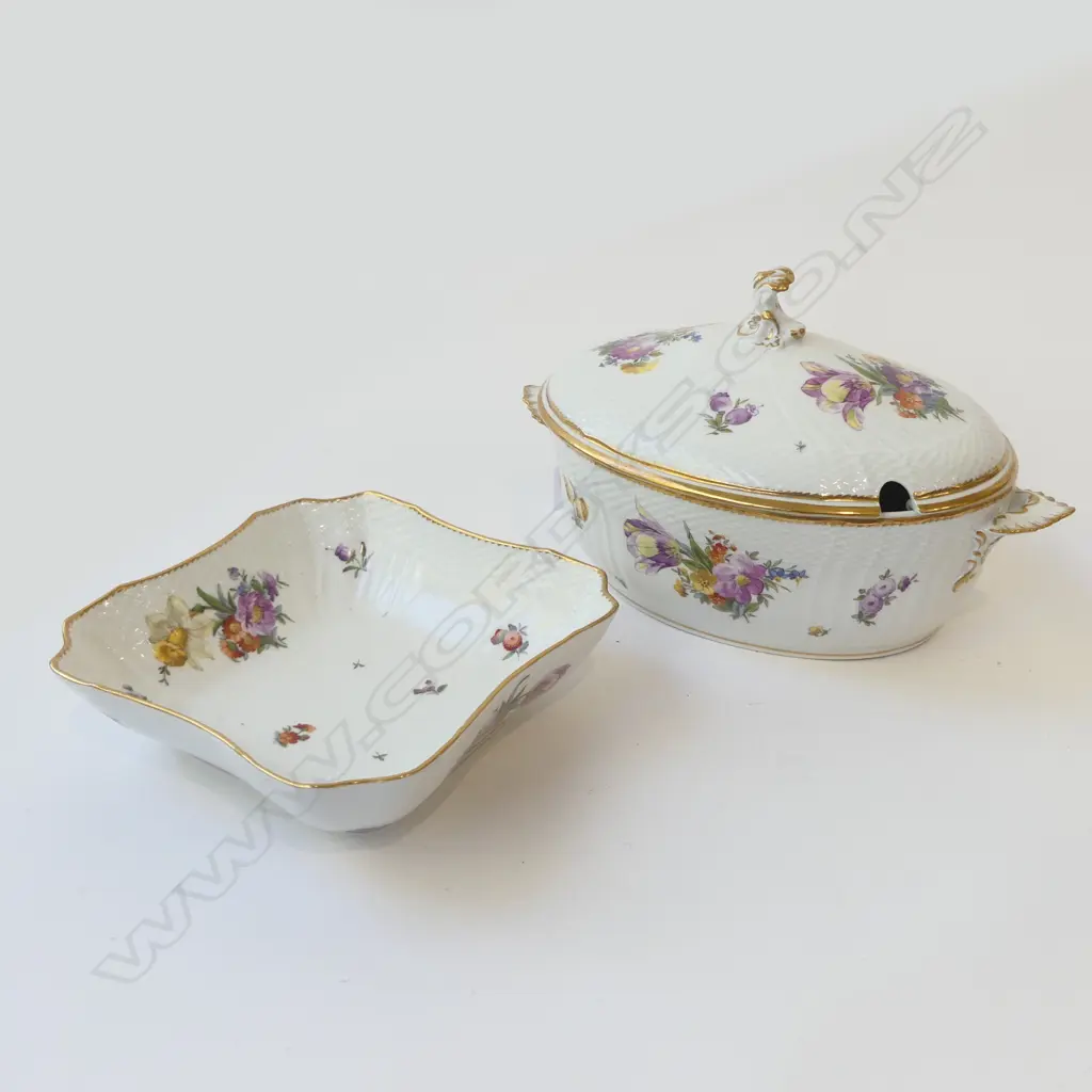 2 PCES ROYAL COPENHAGEN; LIDDED TUREEN W.320mm, SQUARE DISH Image 1++