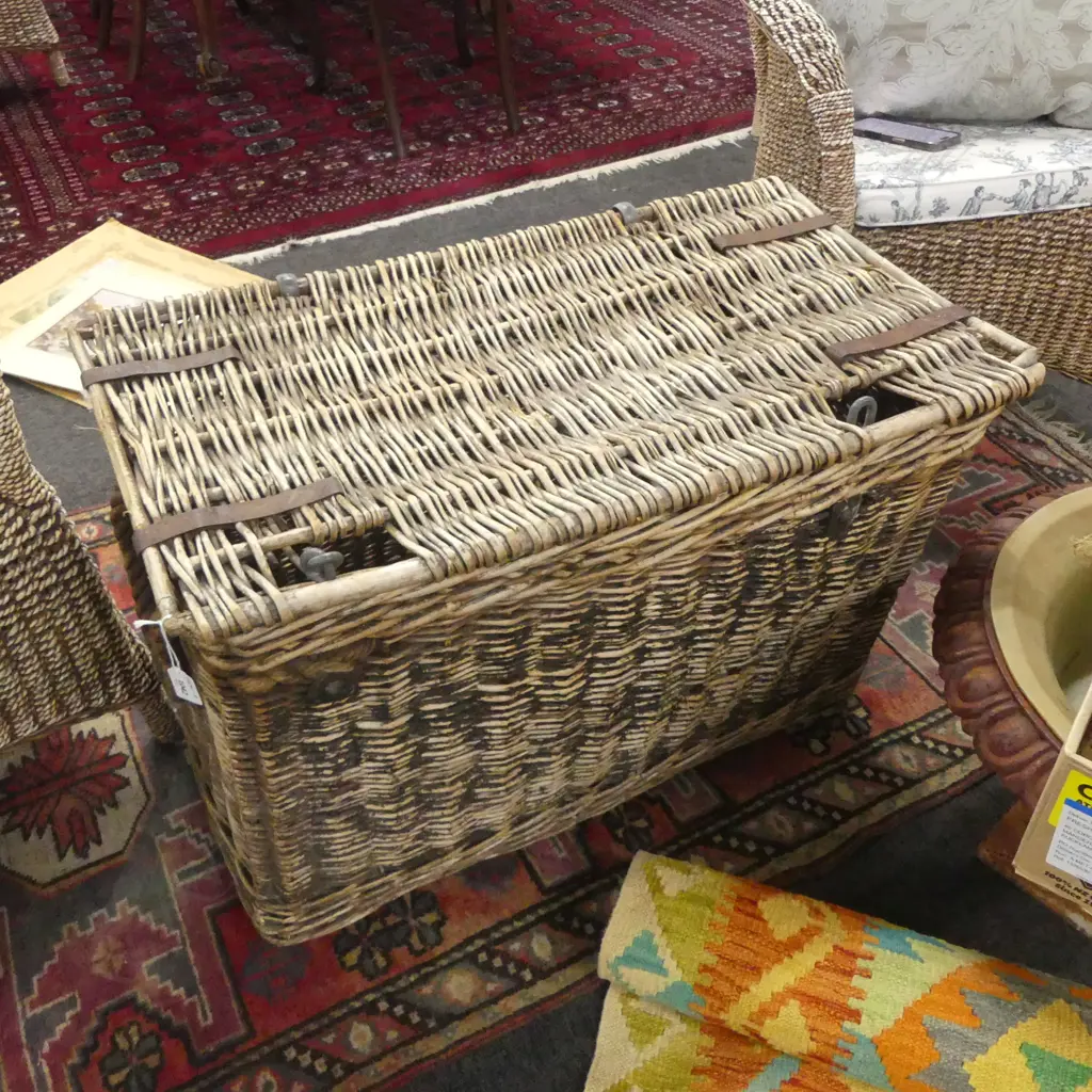LARGE LIDDED BASKET 780x460x540mm Image 1++