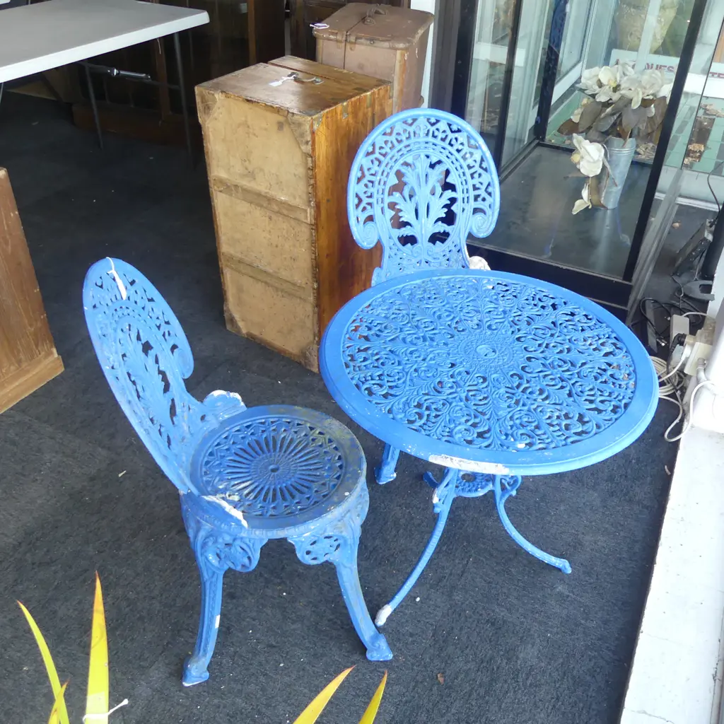 PATIO TABLE & TWO CHAIRS Image 1++