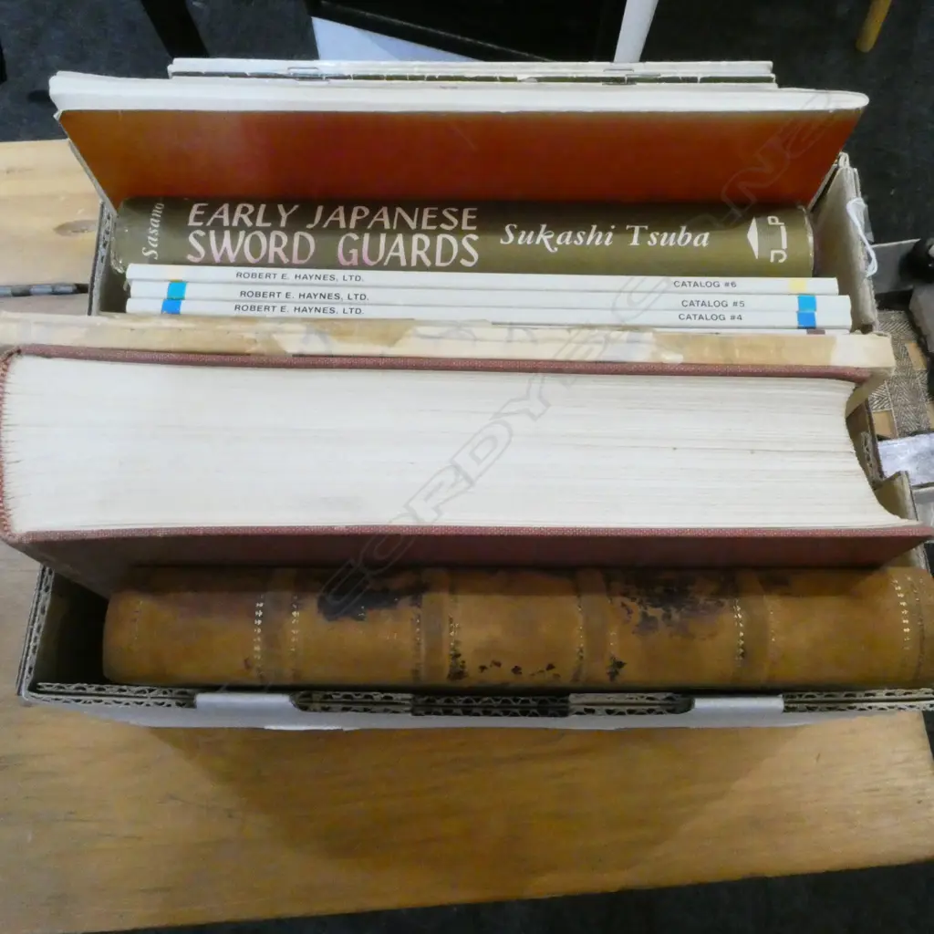 COLLECTION OF REF BOOKS & MAGS ON JAPANESE SWORDS & ART Image 1++