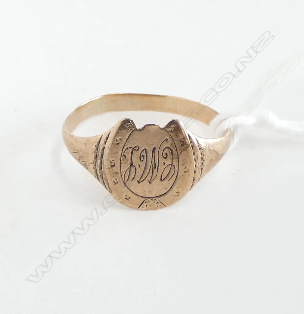 VINTAGE 9ct GOLD horse shoe SIGNET RING 1.34gms SIZE O Image 1++