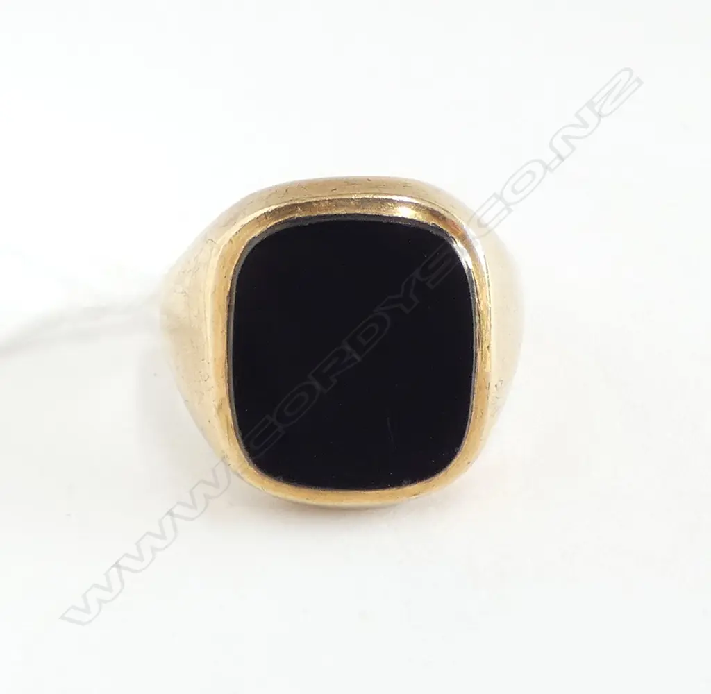 9ct GOLD & ONYX VINTAGE SIGNET LARGE RING 8.88gms SIZE R with english hallmark Image 1++