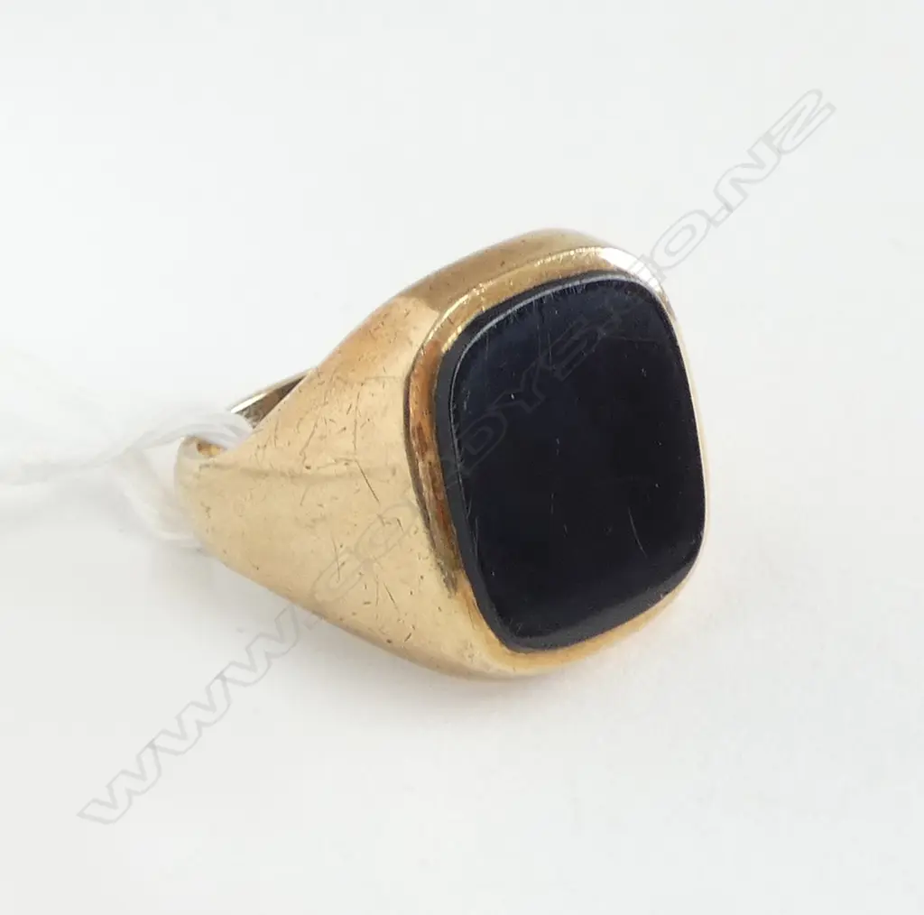 9ct GOLD & ONYX VINTAGE SIGNET LARGE RING 8.88gms SIZE R with english hallmark Image 1++