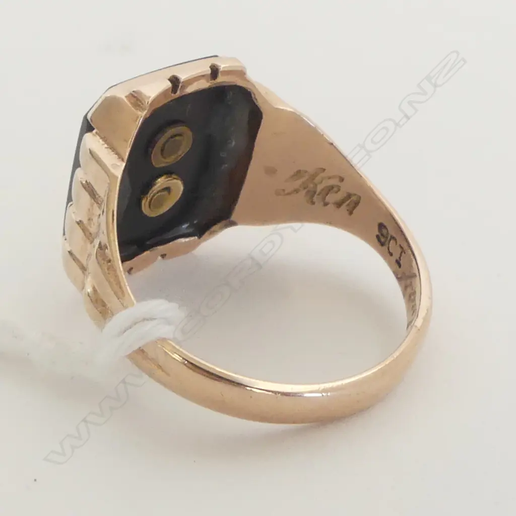 9ct ROSE GOLD BLACK ONYX SIGNET RING gold 'K' set to onyx. 5.28gms.  SIZE SEngraved presentation to interior band Image 1++