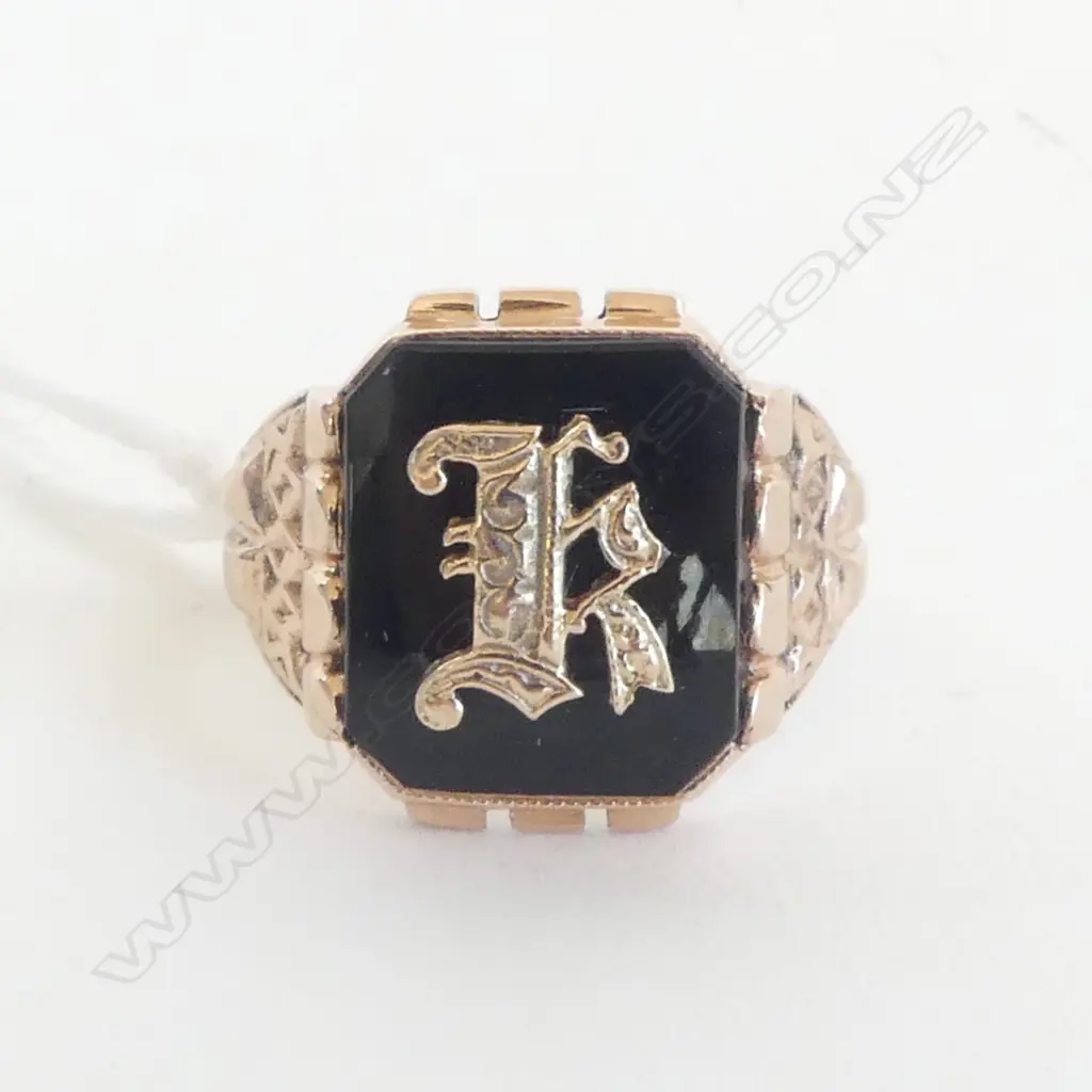 9ct ROSE GOLD BLACK ONYX SIGNET RING gold 'K' set to onyx. 5.28gms.  SIZE SEngraved presentation to interior band Image 1++