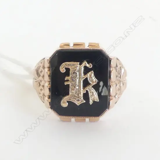 9ct ROSE GOLD BLACK ONYX SIGNET RING gold 'K' set to onyx. 5.28gms.  SIZE SEngraved presentation to interior band