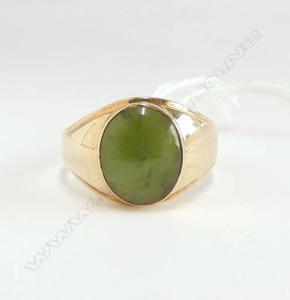 9ct GOLD & POUNAMU SIGNET TYPE RING 4.8gms size W Image 1++