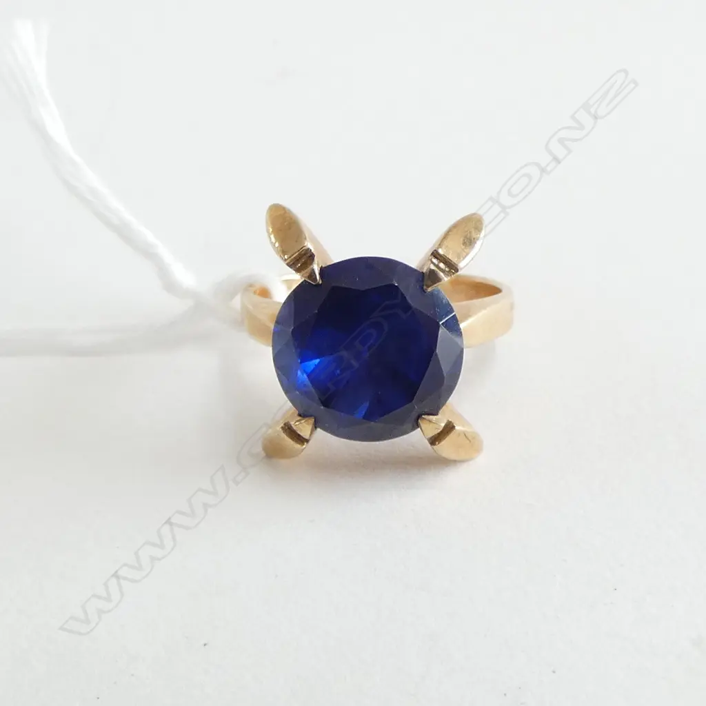 9ct GOLD STRIKING RETRO BLUE STONE RING 5,82gms substantial flared claws SIZE L Image 1++