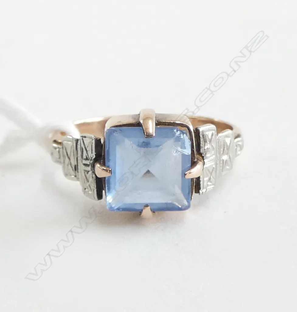 GOLD RING, BLUE STONE, 2.5grms (wear to stone surface & chip to one corner Image 1++