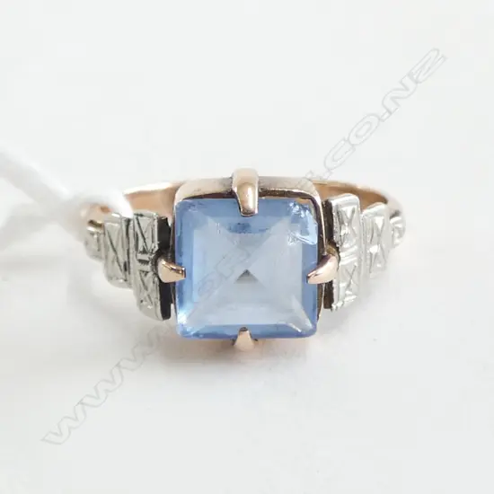 GOLD RING, BLUE STONE, 2.5grms (wear to stone surface & chip to one corner