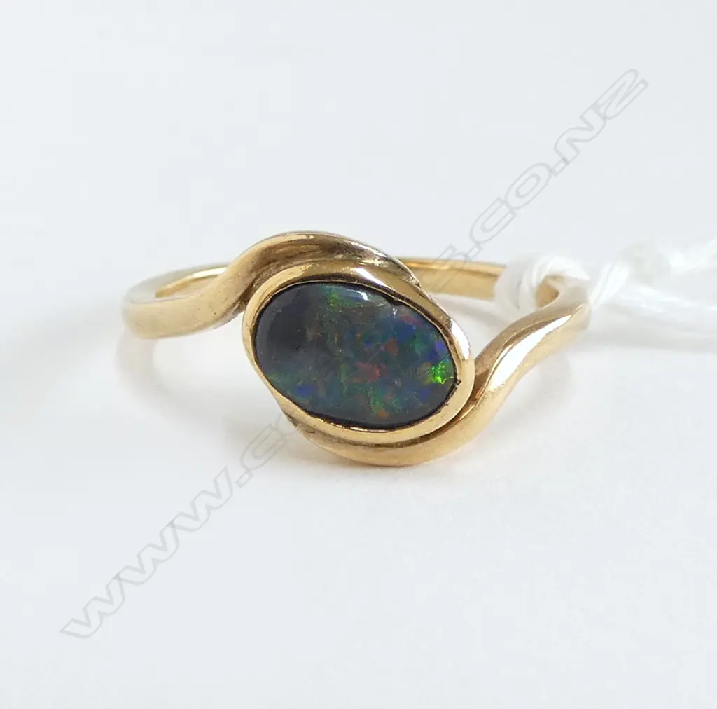 9ct GOLD & OPAL RING 3.26gms small chip 3.26gms Image 1++