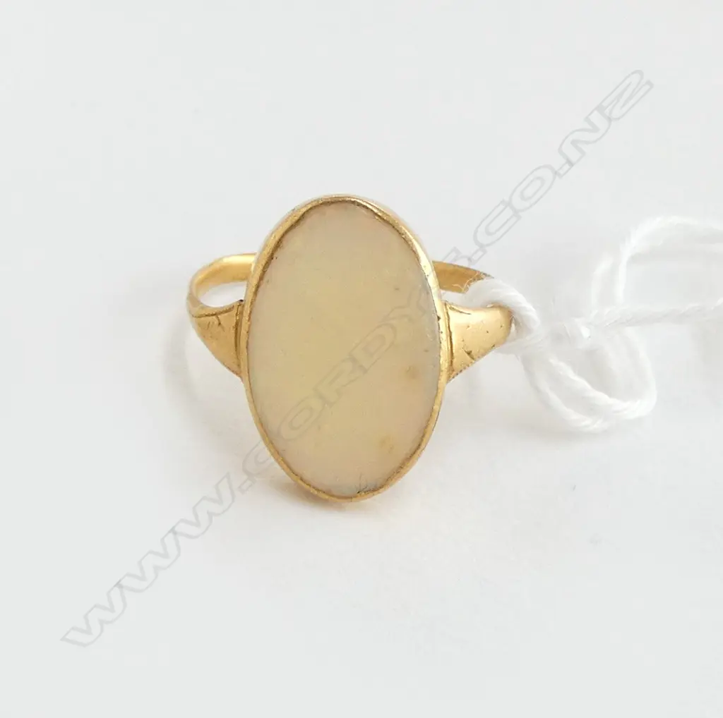 OLD 18ct YELLOW GOLD WHITE OPAL RING abraded top 2.6gms SIZE O Image 1++