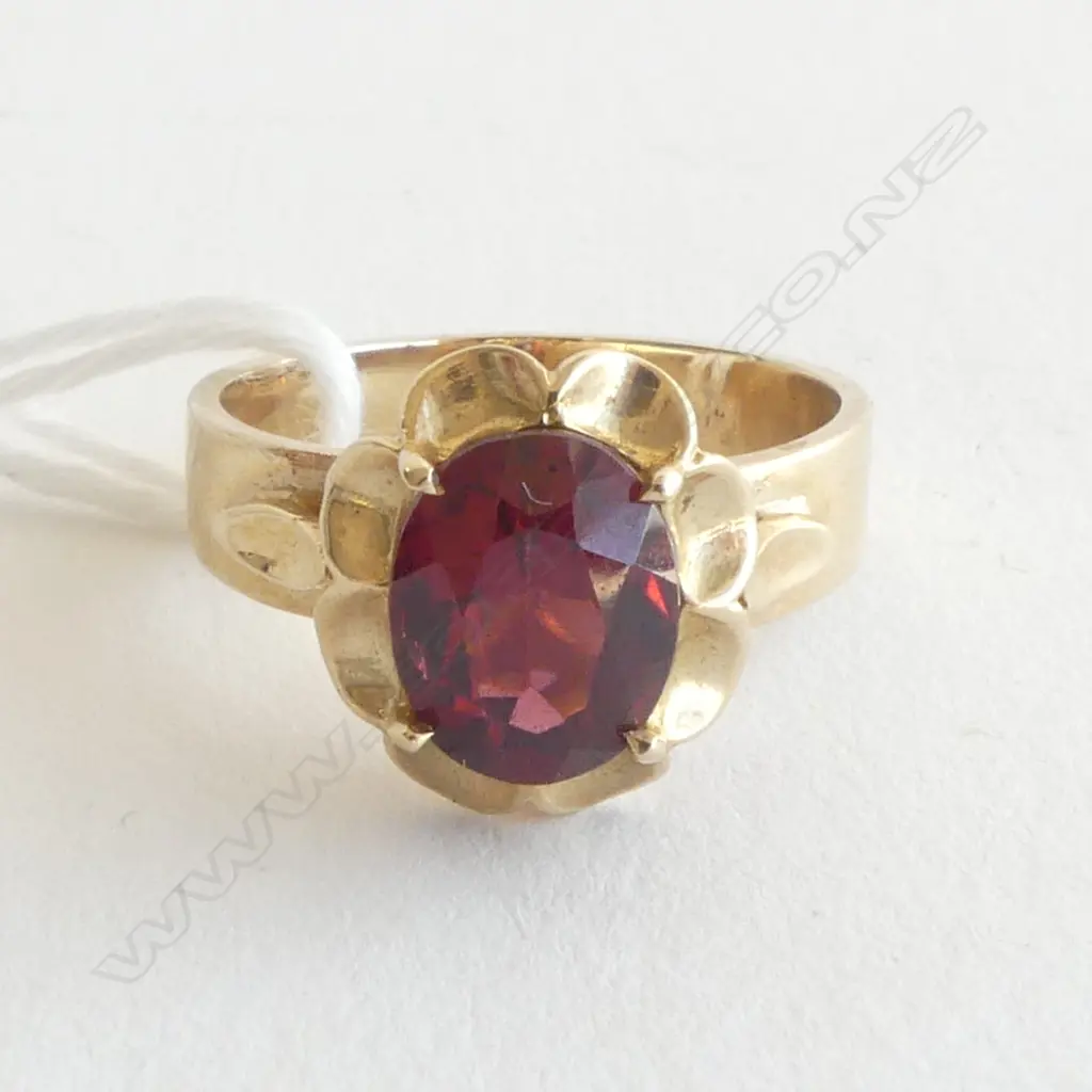 9CT GOLD GARNET RING oval facet cut in scalloped mount 4.2gms SIZE N Image 1++