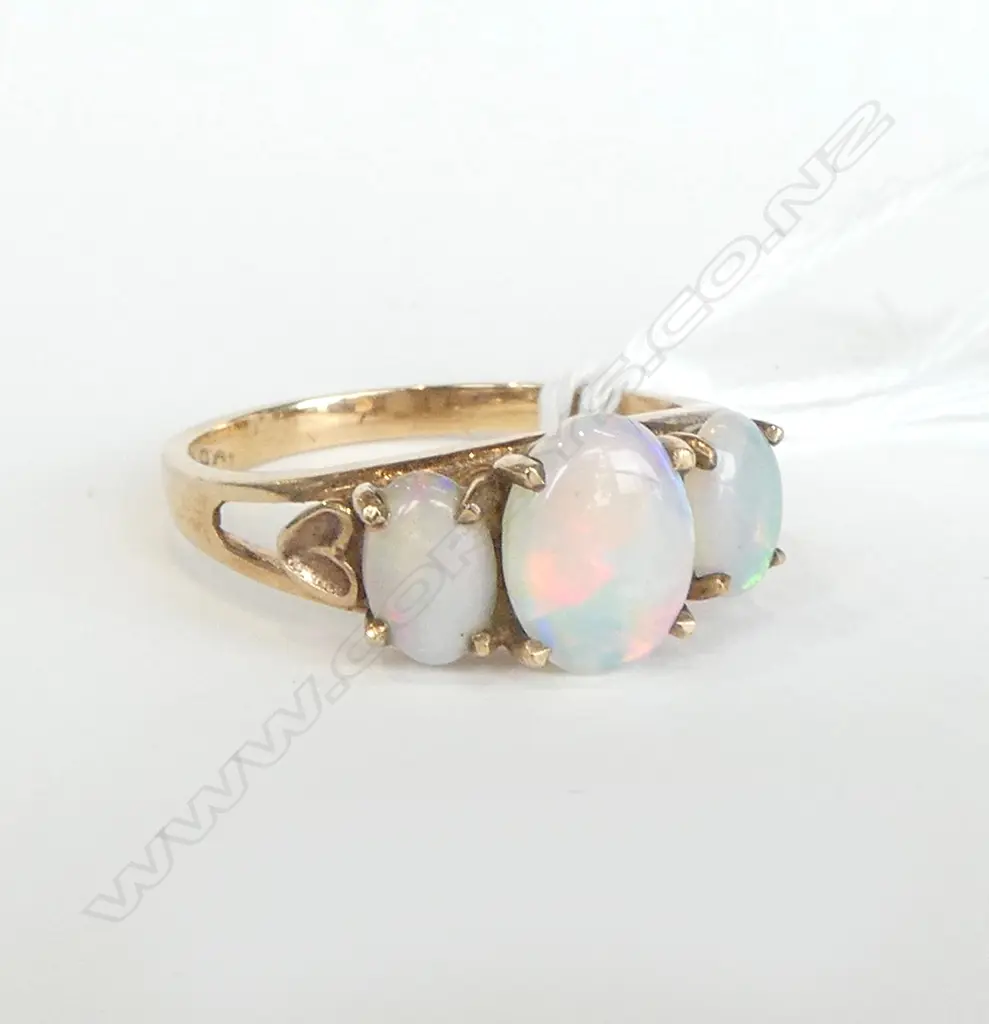 VINTAGE 9ct GOLD 3 CABACHON OPAL RING heart detail to mount 2.44gms SIZE O Image 1++