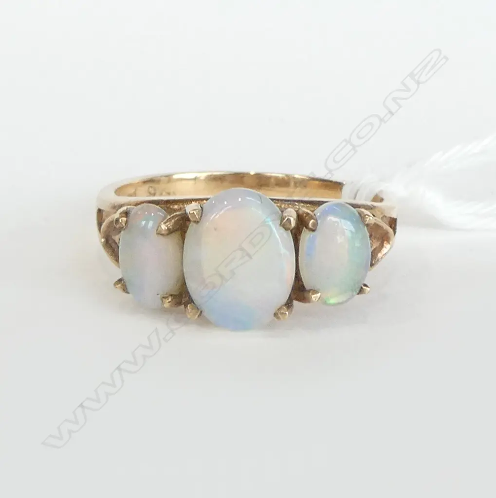 VINTAGE 9ct GOLD 3 CABACHON OPAL RING heart detail to mount 2.44gms SIZE O Image 1++