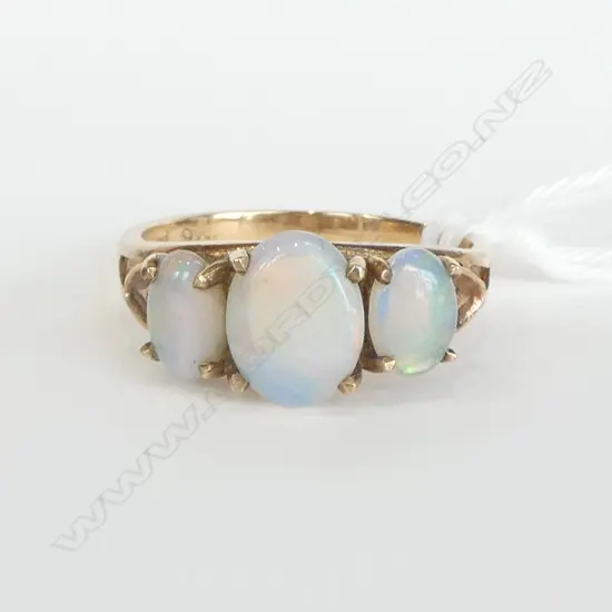 VINTAGE 9ct GOLD 3 CABACHON OPAL RING heart detail to mount 2.44gms SIZE O