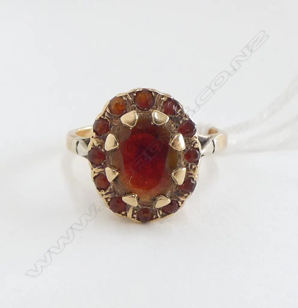 9ct GOLD & GARNET CLUSTER VINTAGE RING 3.8gms SIZE M1/2 Image 1++